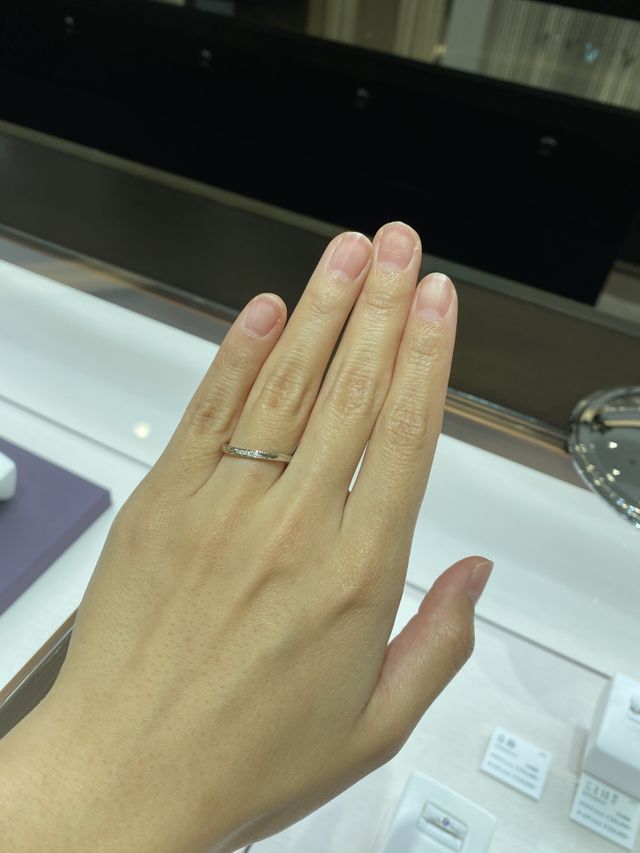 シンプルで細めです