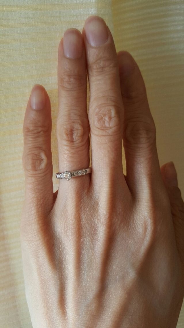薬指にはめるとこんな感じです。