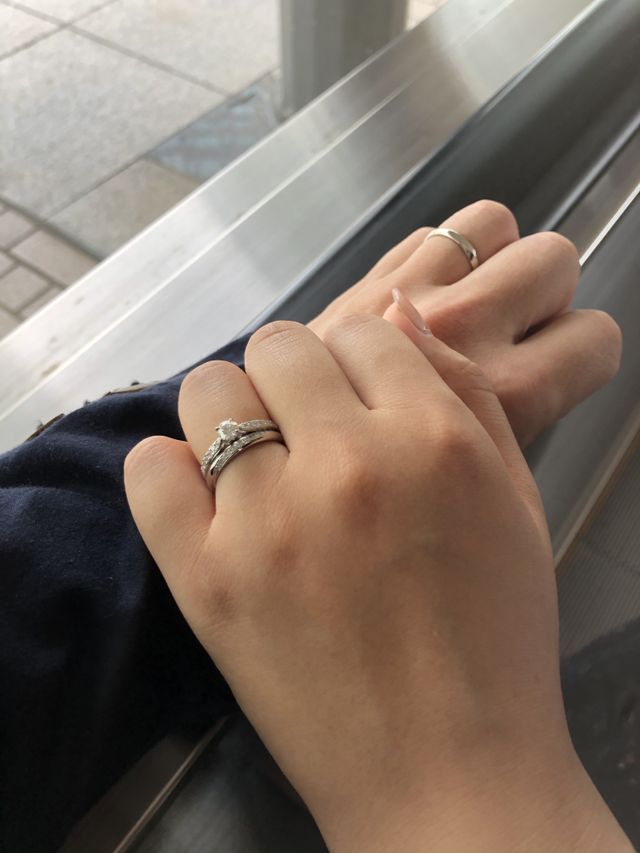 妻は結婚指輪と婚約指輪合わせての使用イメージを重視してました