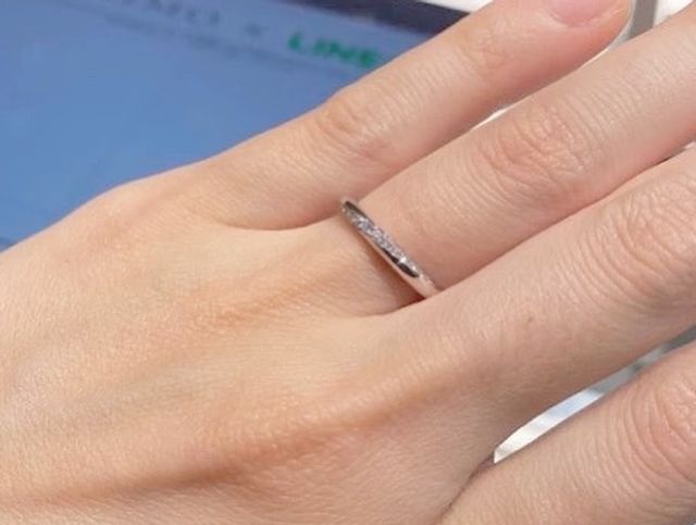 ダイヤが流れるように埋め込まれていてとても綺麗です