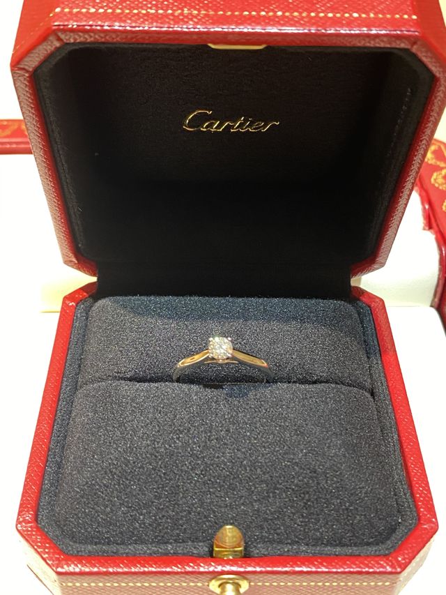 赤い指輪ケースに収納した状態です。