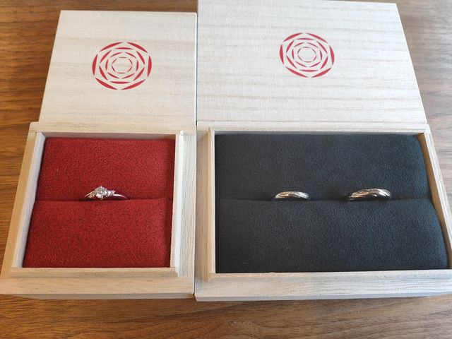 婚約指輪の縁結（えん）と結婚指輪の祈結（いのり）です。