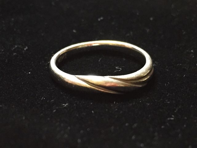 裏にサファイアが入ってます。