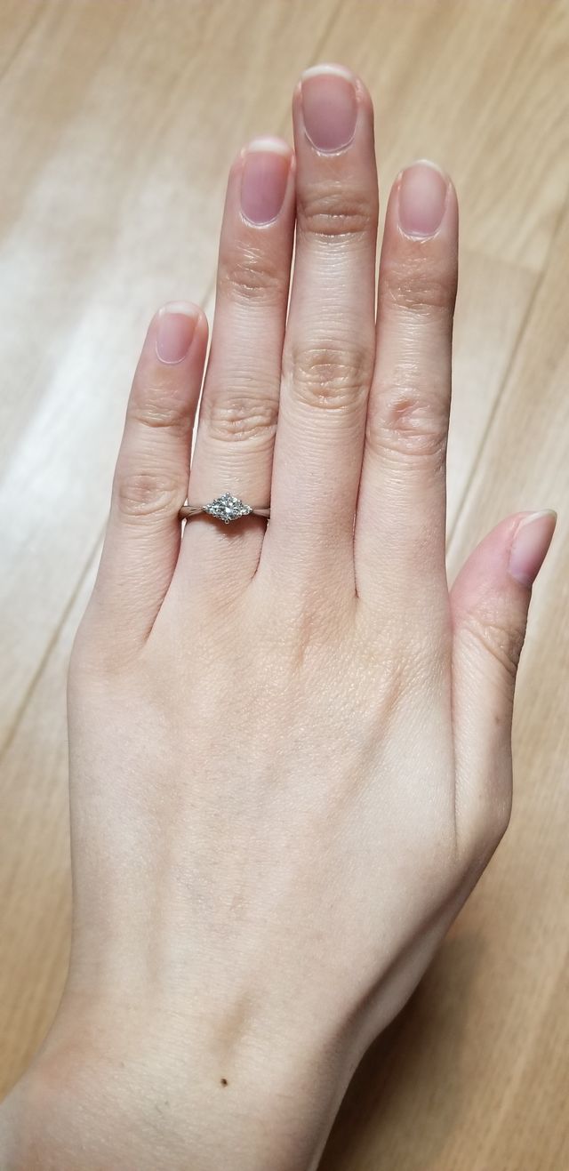 指輪を着用した写真です。