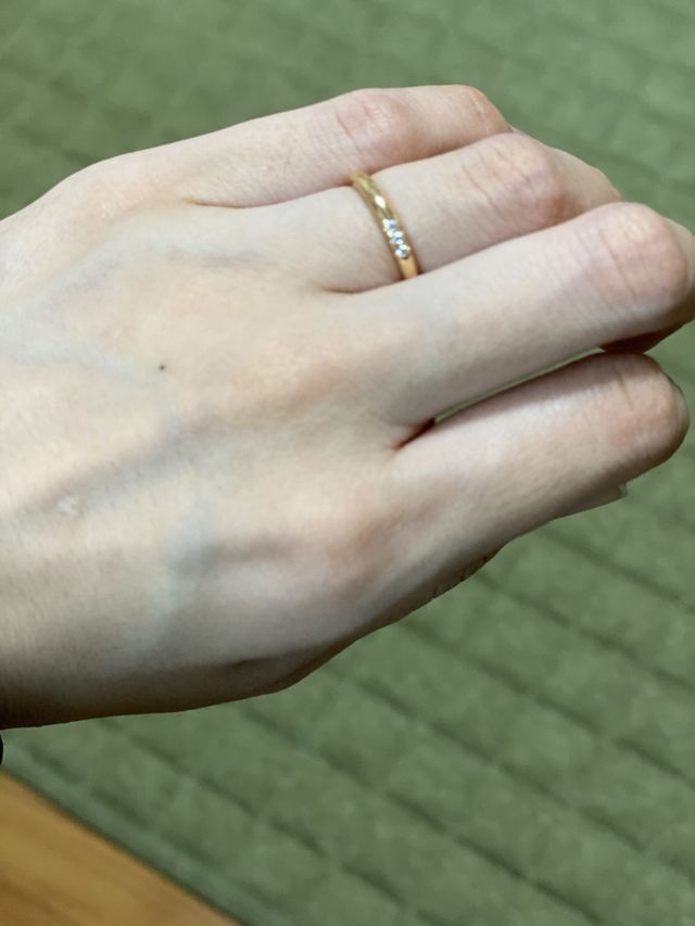 ピンクゴールドの指輪で小さなダイヤが3つついています。
