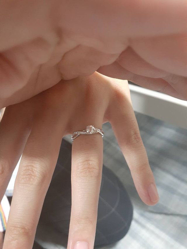 ダイヤが輝きすぎてピントが合わないので、暗くして撮影しました