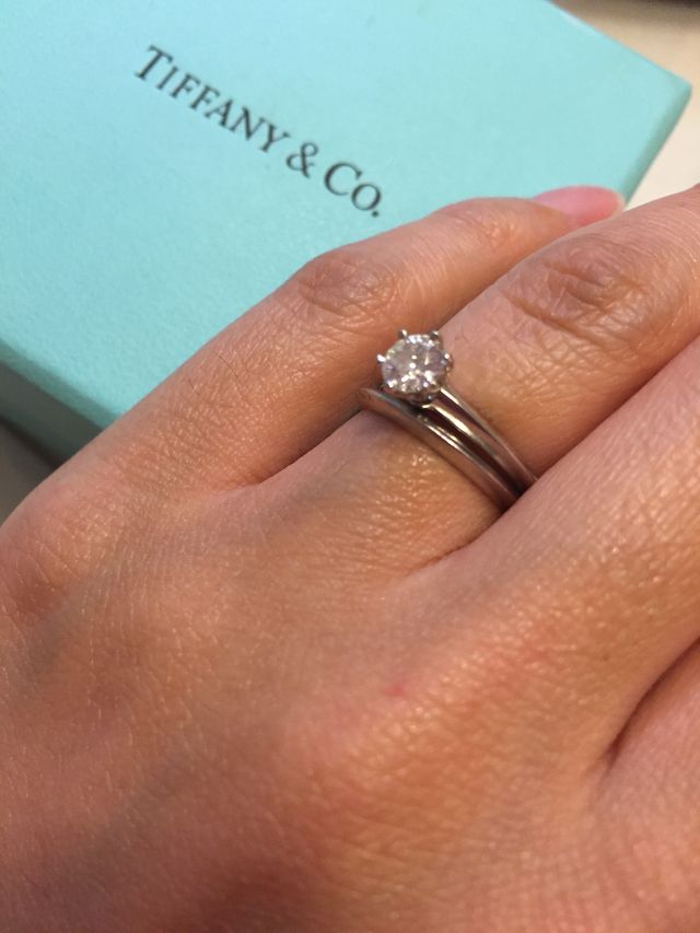 セットで指にはめた状態