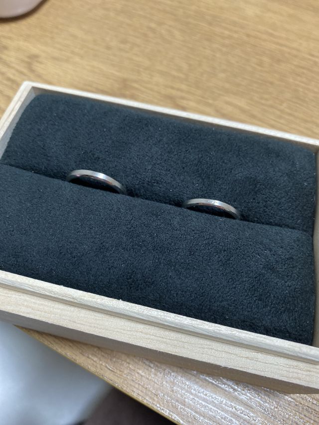 結婚指輪です。女性用には真ん中にダイヤモンドが入っています。