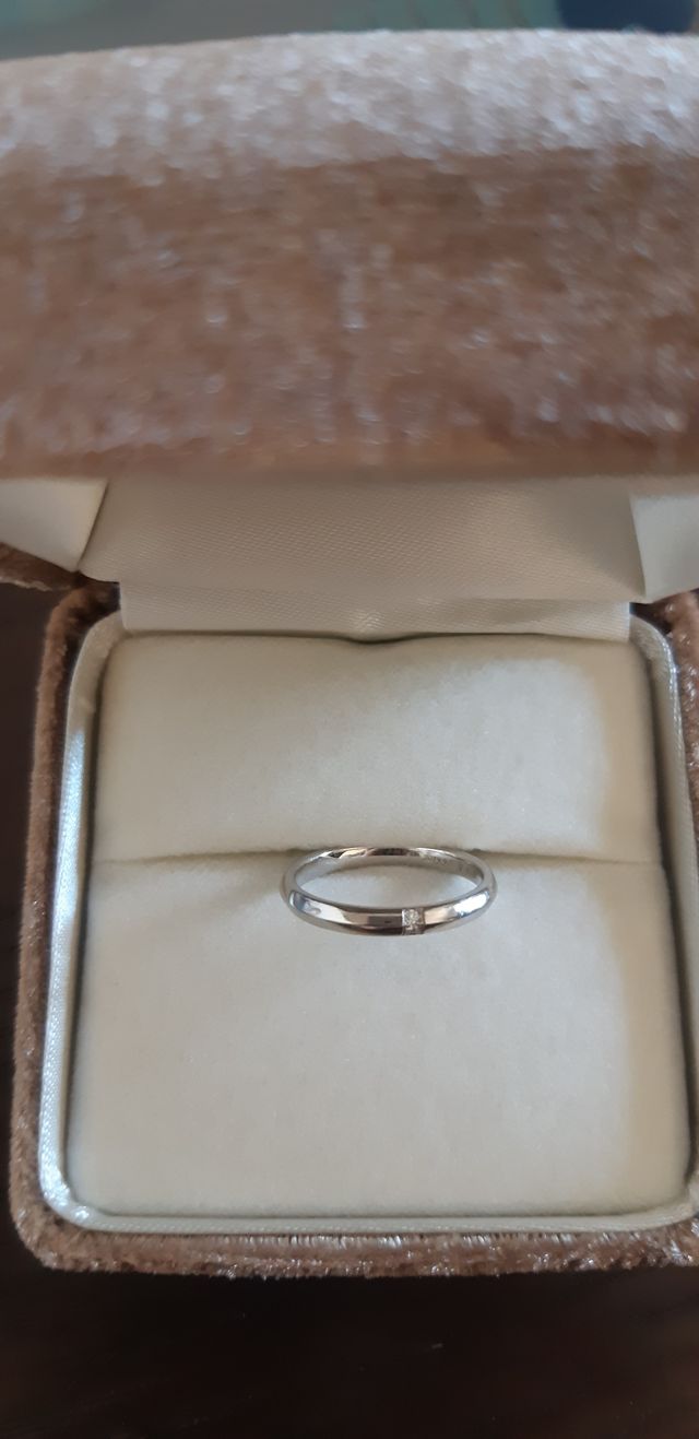 ストレートで真ん中の上下にダイヤモンドが２つあります。