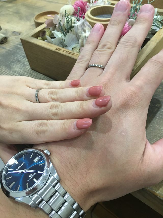 作り立ての指輪を二人で付けました！