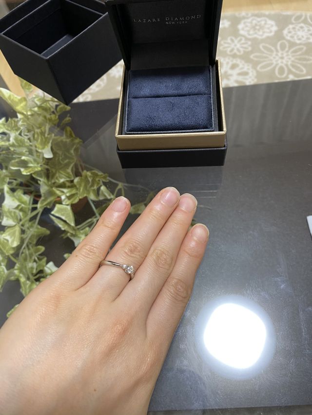 手が綺麗でないのが残念ですがダイアモンドの輝きは抜群です。