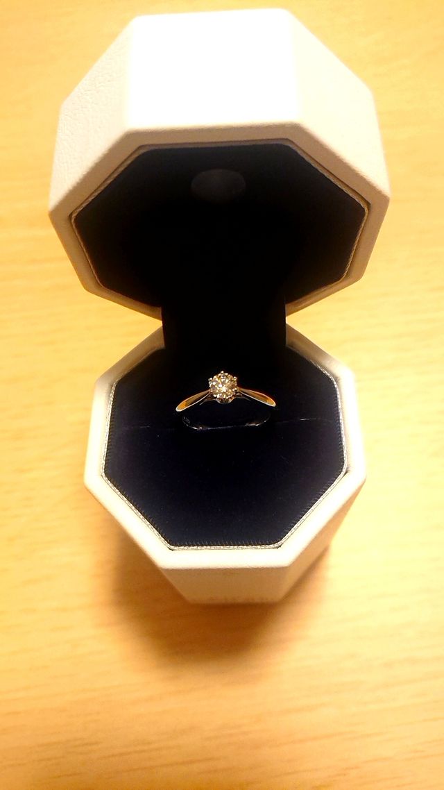 シンプルかつ繊細なデザインで、結婚指輪との重ね付けもできる。