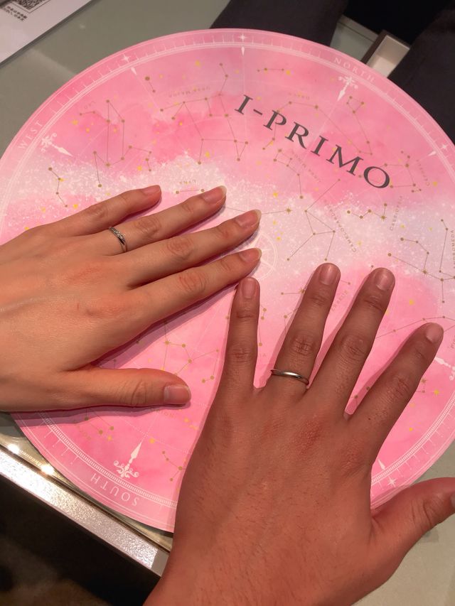 刻印を入れていただいた結婚指輪をつけて、記念撮影をしました。