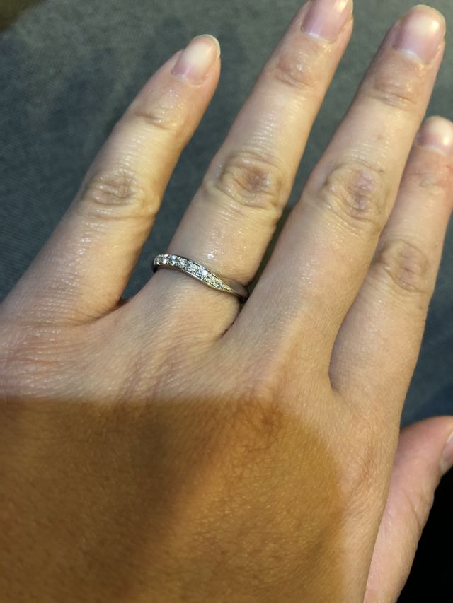 ゆるいV字の半分に、ダイヤが入っています。