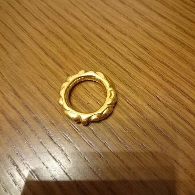 結婚指輪です。個性的なのでこれにしました。