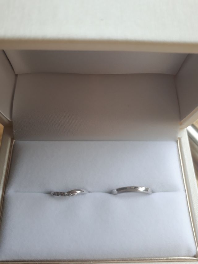 5つのダイヤがついていて真ん中１つがピンクダイヤ