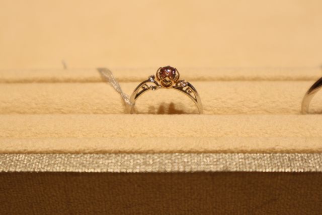 ピンクダイヤが入っています。