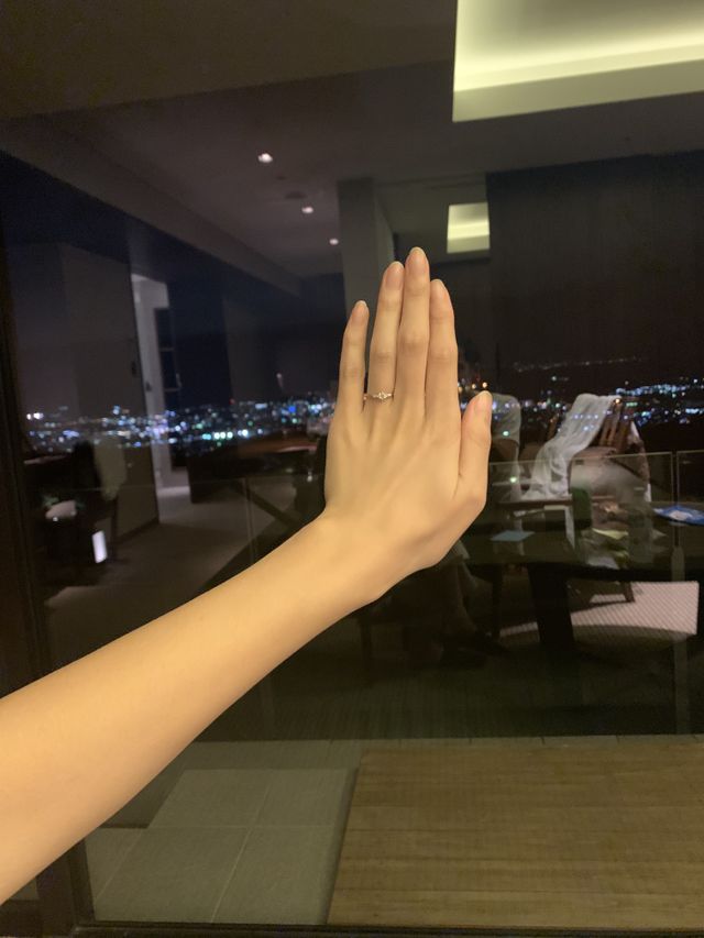 もらった指輪とホテルの夜景と一緒に。
