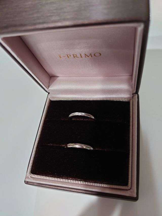 シンプルですが、重ねて並べるとトップの線が繋がって見えます。