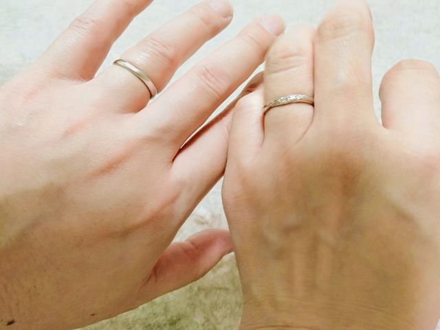 ひねりがありつつストレート。メンズはつや消し加工済。