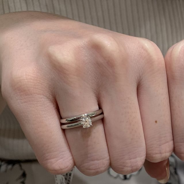 同じく1895の婚約指輪との重ね付け