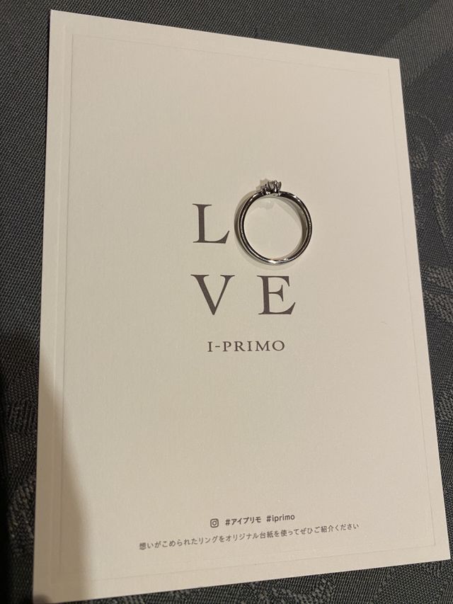 指輪を置くとLOVEの文字ができるエモーショナルな写真です！