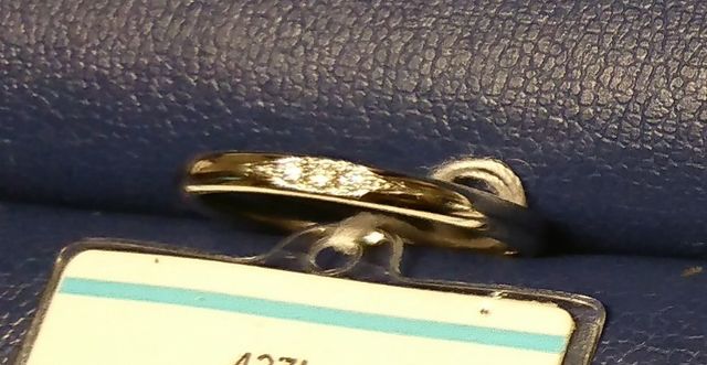 ダイヤが3粒タイプです。