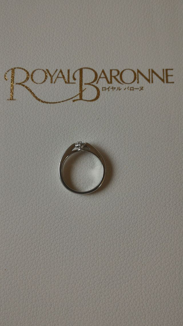 横からみるとダイヤを守る構造で普段使いにも良いとのこと。