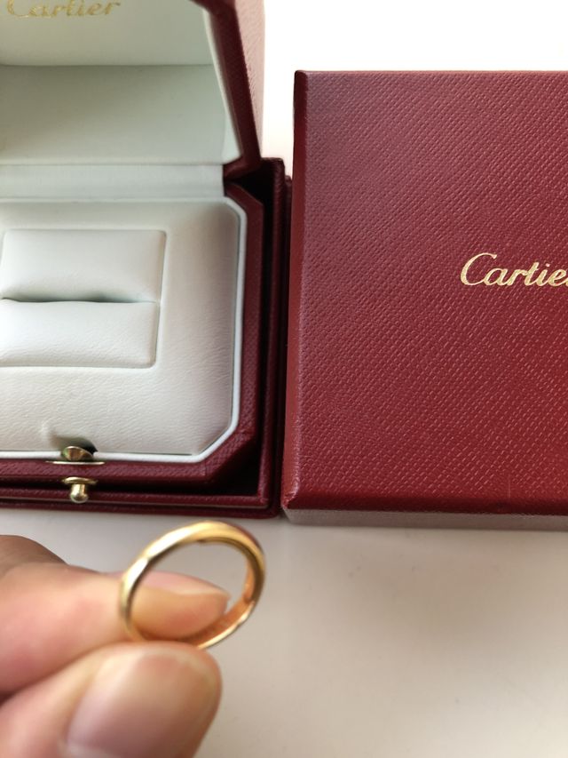 箱と指輪の写真です