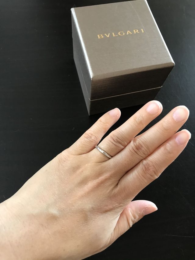 女性用の結婚指輪の着用時の画像です。