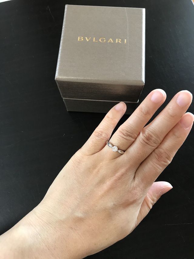 婚約指輪の着用時の画像です。