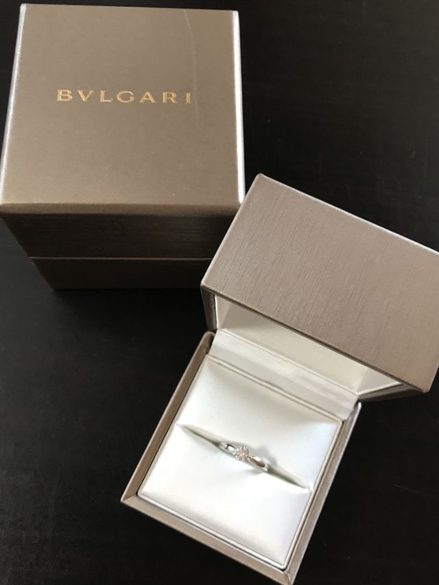 ボックスと婚約指輪の画像です。