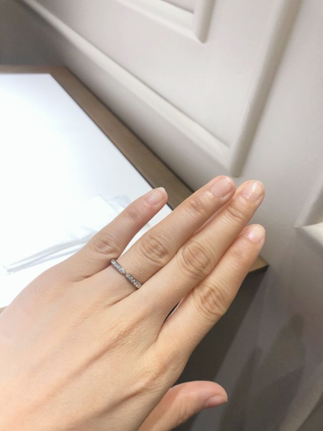 全体にダイヤモンドが輝き、中心が絞られているマリッジリング