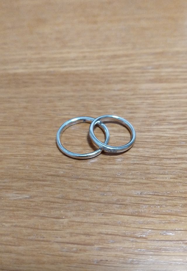 夫はシンプル、私は小さなダイヤが3つ並んで入っています。