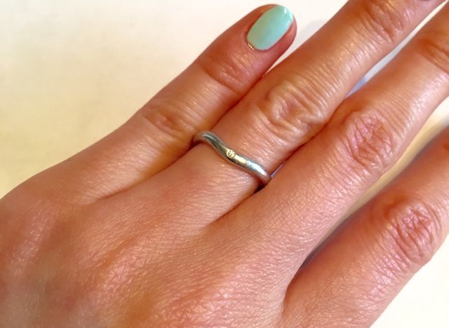 V字のリングになっている為、華奢な方でも自然に馴染みます。