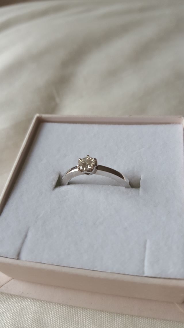 リングも特に飾りなく、一番シンプルなものにしました。