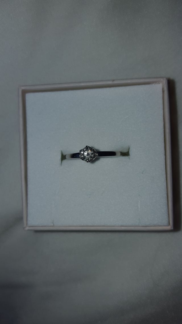 ダイヤは0.2ctです。