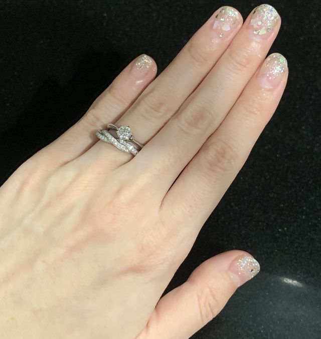 婚約指輪もラザールのソリティアで、アイヴィとのバランス◎です