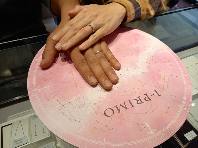 自分の指輪を初めて着用し、店舗で撮っていただきました。