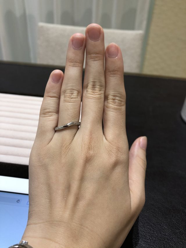 ウェーブタイプで左上と右下にダイヤが散りばめられています。