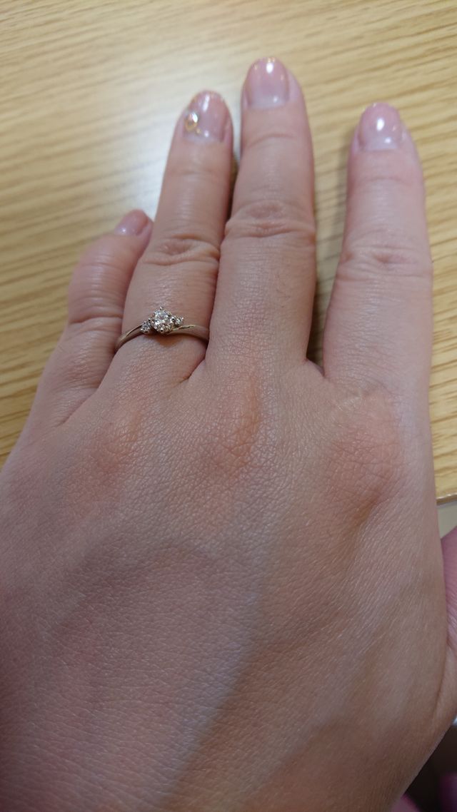 婚約指輪です。
キタルファ。こうま座の連星の名前。