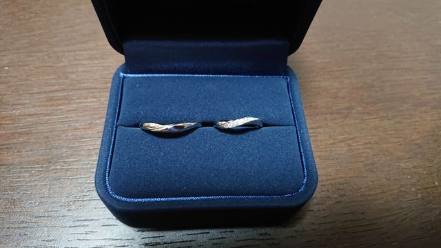 マリッジリングでウェーブ型、女性用のみダイヤ入りです。