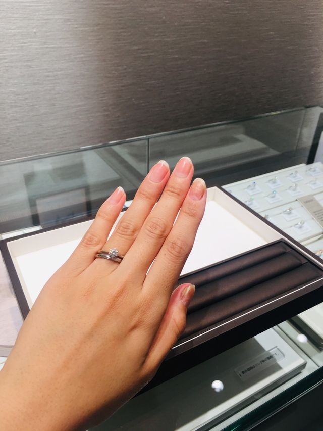 婚約指輪はシリウス、結婚指輪はケイローンを試着しました。