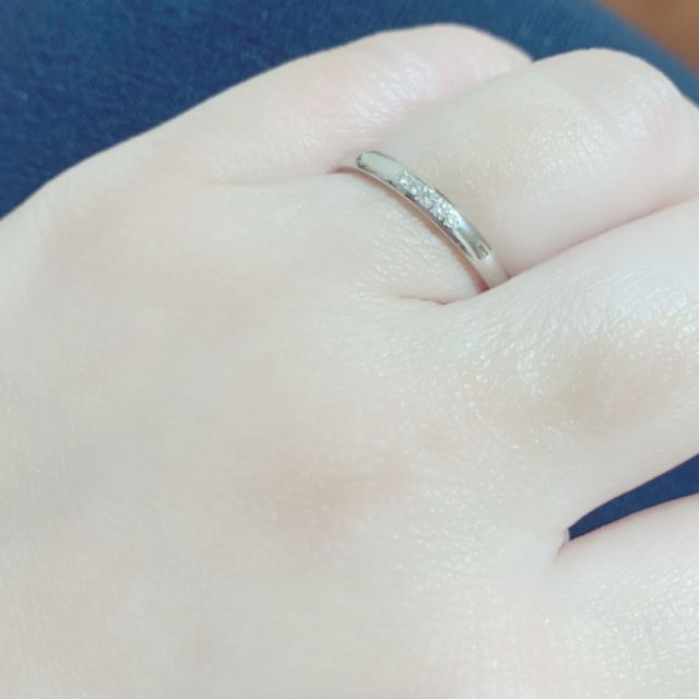 ユノー。
小ぶりなメレダイヤは派手すぎないデザインです。