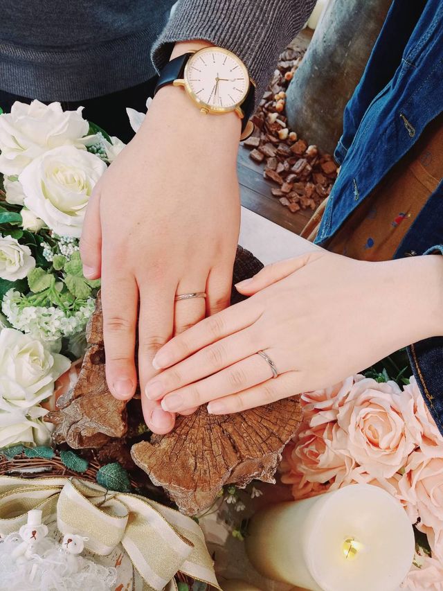 お店で完成指輪を着用して撮影