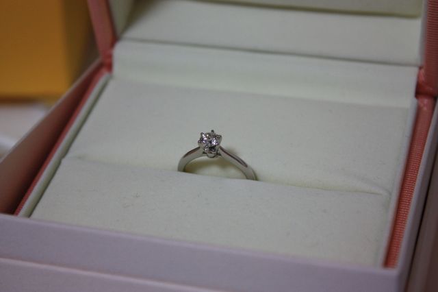 オーダーメイドの婚約指輪です。