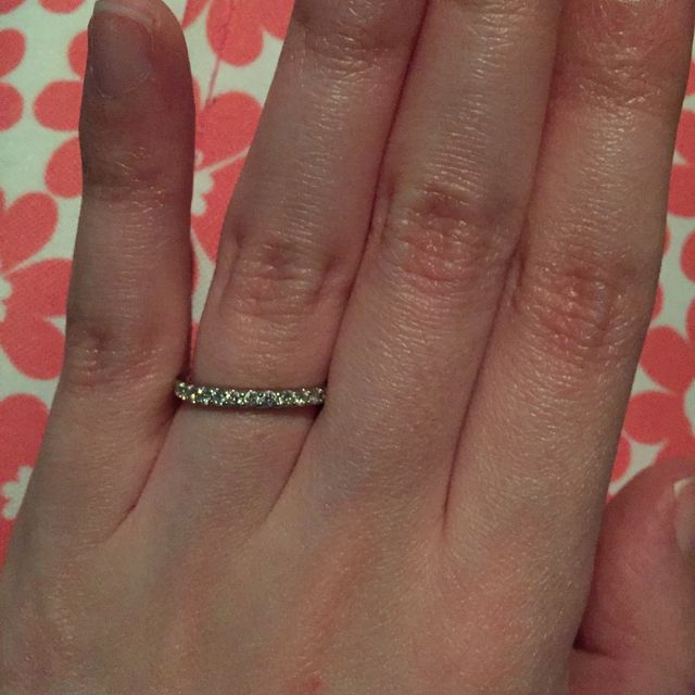 表半分にダイヤが入っています。キラキラしてキレイです。