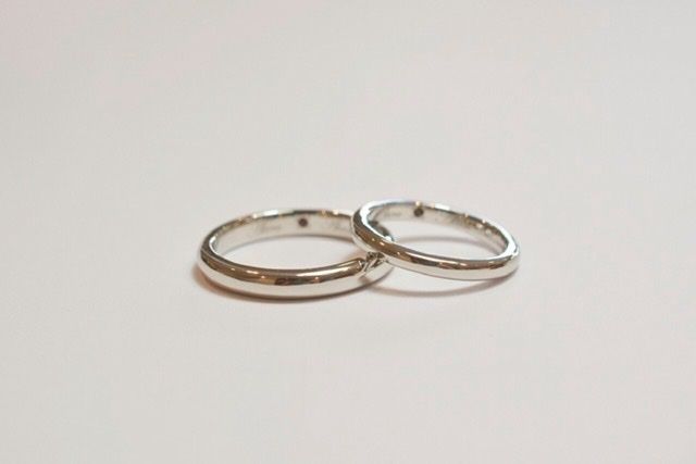 名前の間に誕生石が入っています。