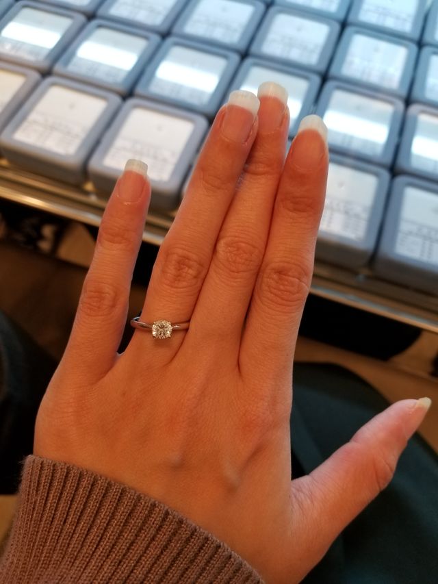 シンプルな4本爪。サンプルの大きさは0.5カラット相当