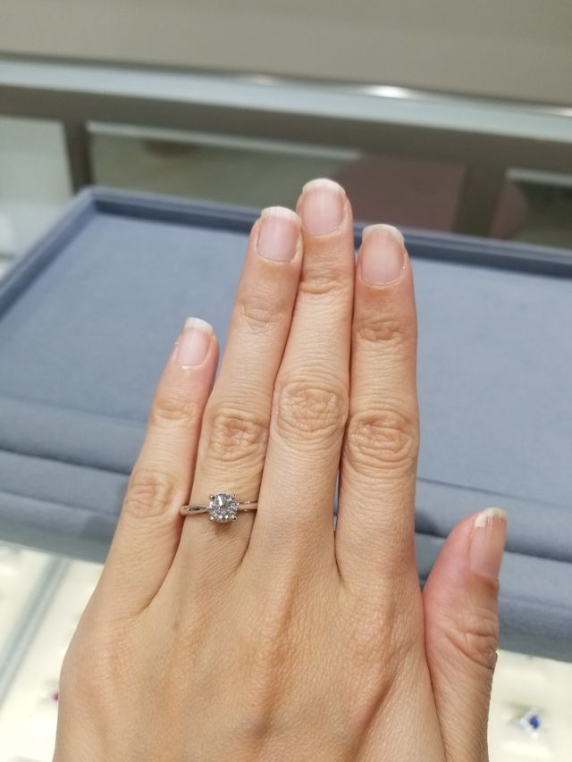 シンプルな4本爪。サンプルは0.6カラット相当